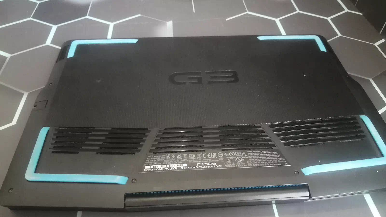 нижняя сторона ноутбука DELL G3 3590 нижняя сторона ноутбука DELL G3 3590