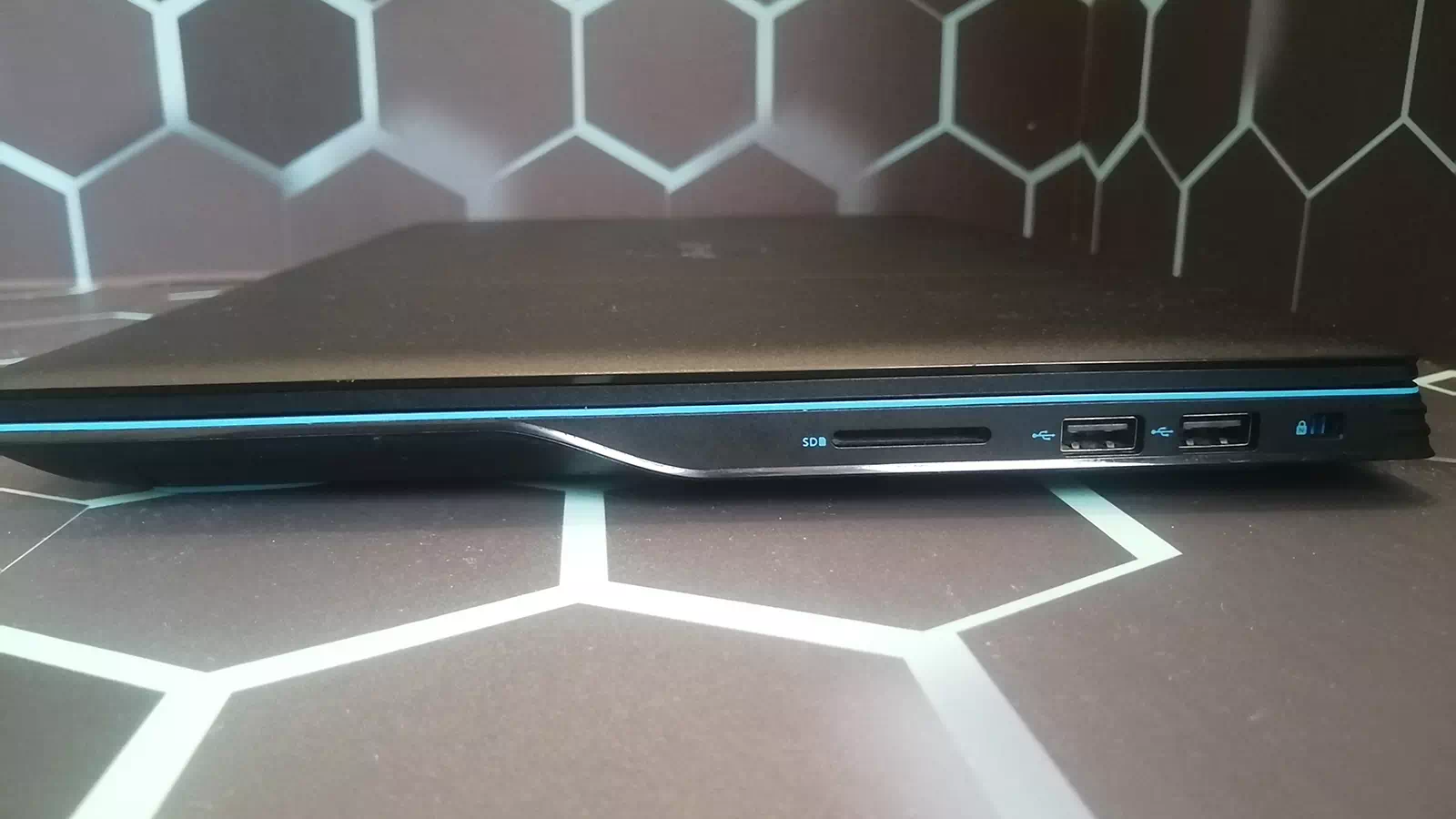 правая сторона ноутбука DELL G3 3590 правая сторона ноутбука DELL G3 3590