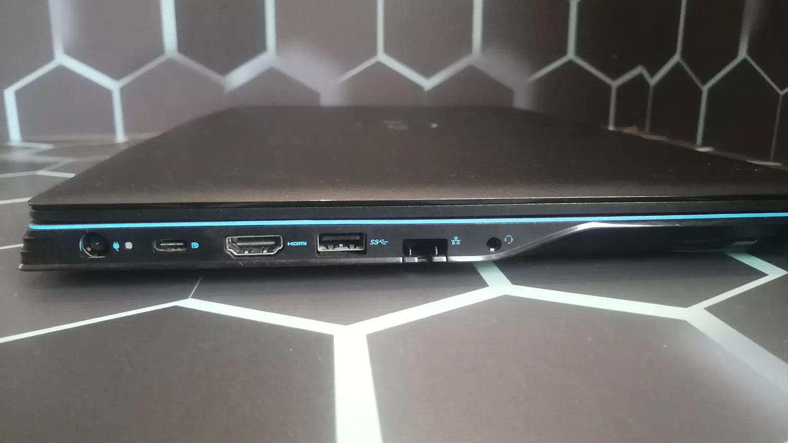 левая сторона ноутбука DELL G3 3590 левая сторона ноутбука DELL G3 3590