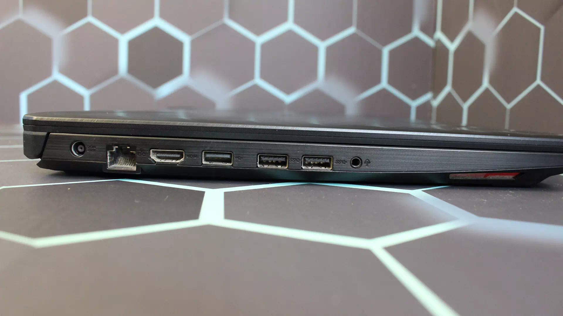 левая сторона ноутбука Asus TUF Gaming FX505DT левая сторона ноутбука Asus TUF Gaming FX505DT