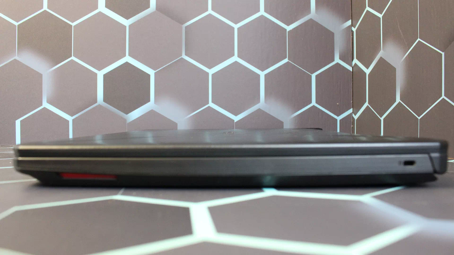 правая сторона ноутбука Asus TUF Gaming FX505DT правая сторона ноутбука Asus TUF Gaming FX505DT