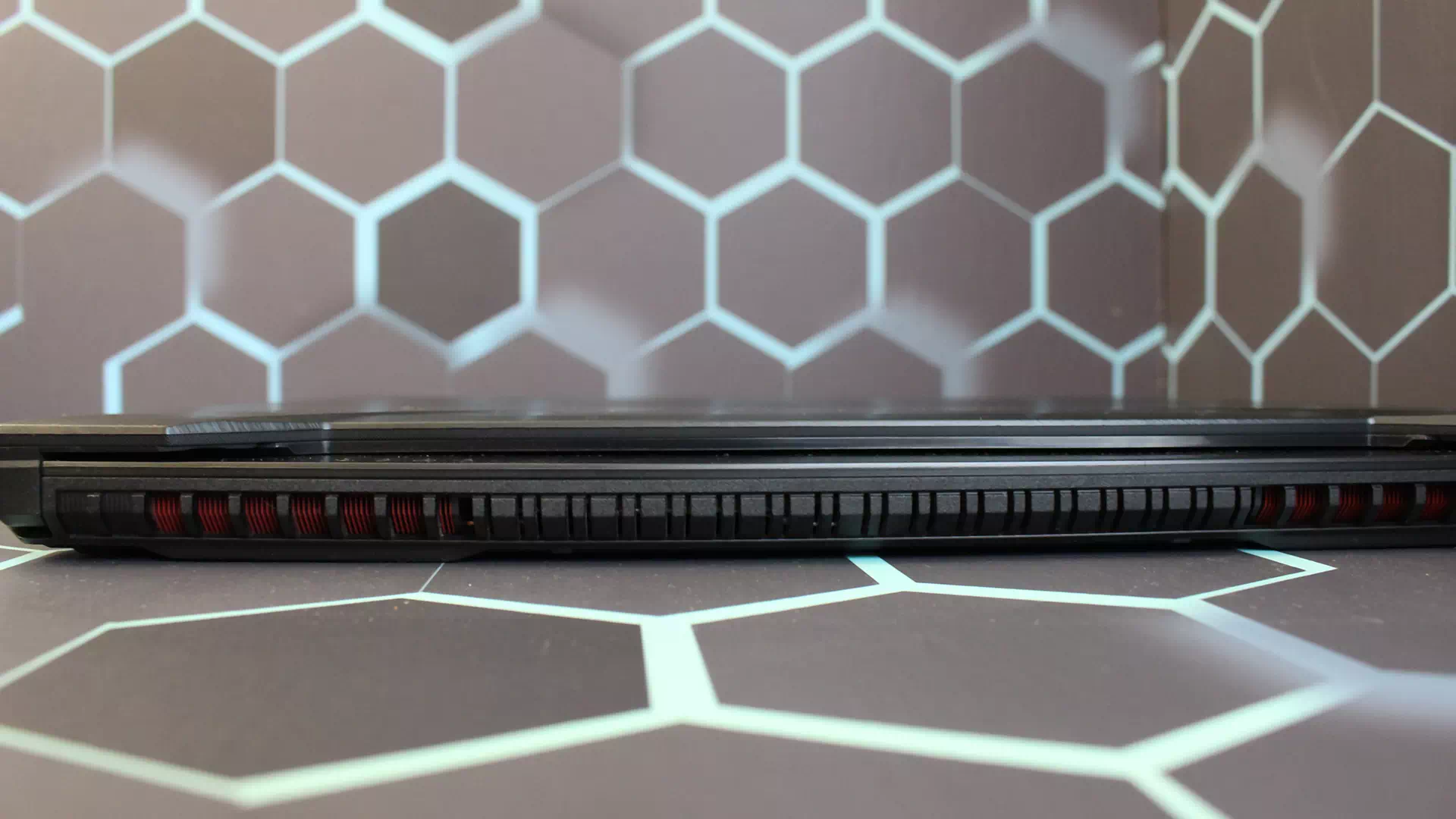 задняя сторона ноутбука Asus TUF Gaming FX505DT задняя сторона ноутбука Asus TUF Gaming FX505DT