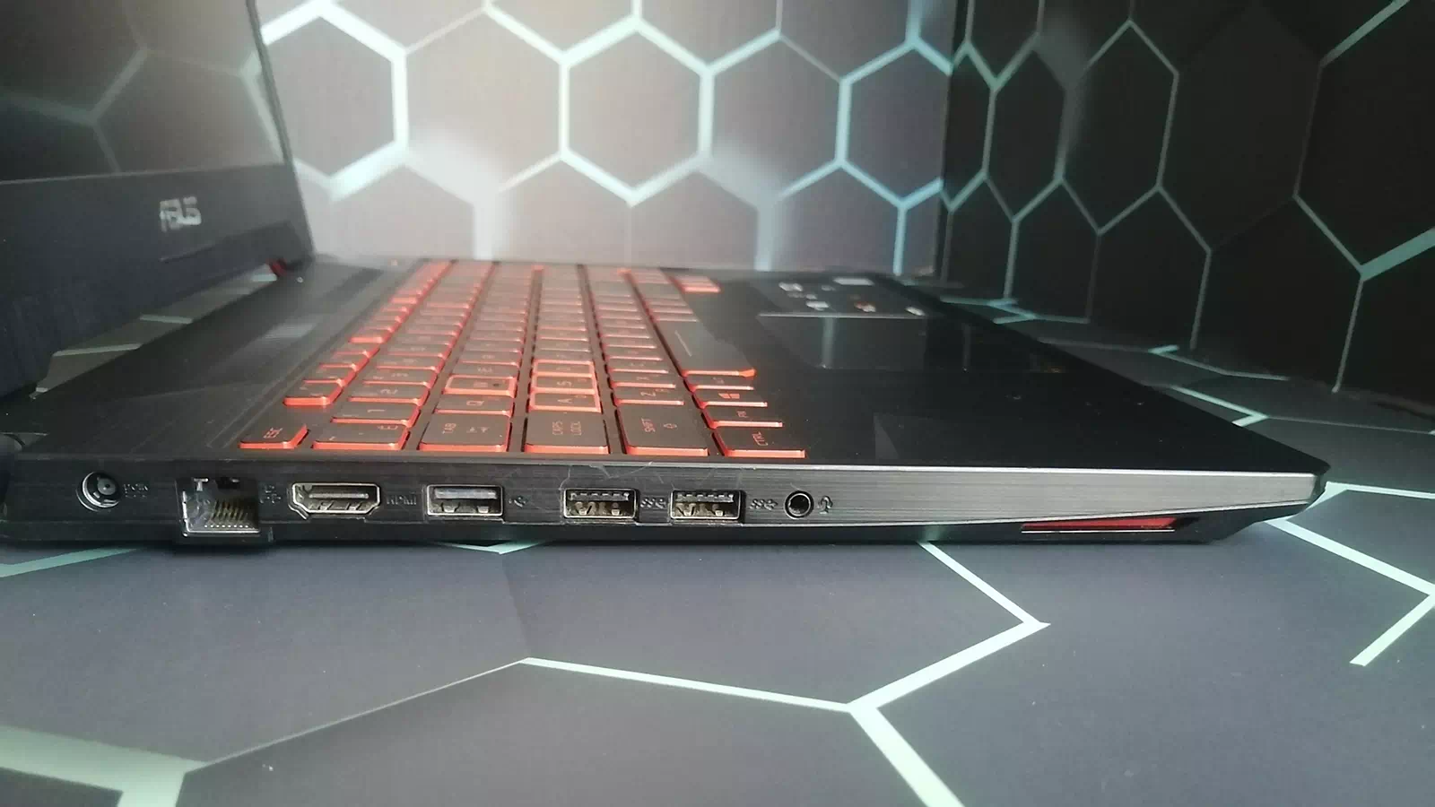 левая сторона ноутбука ASUS TUF FX505GE левая сторона ноутбука ASUS TUF FX505GE