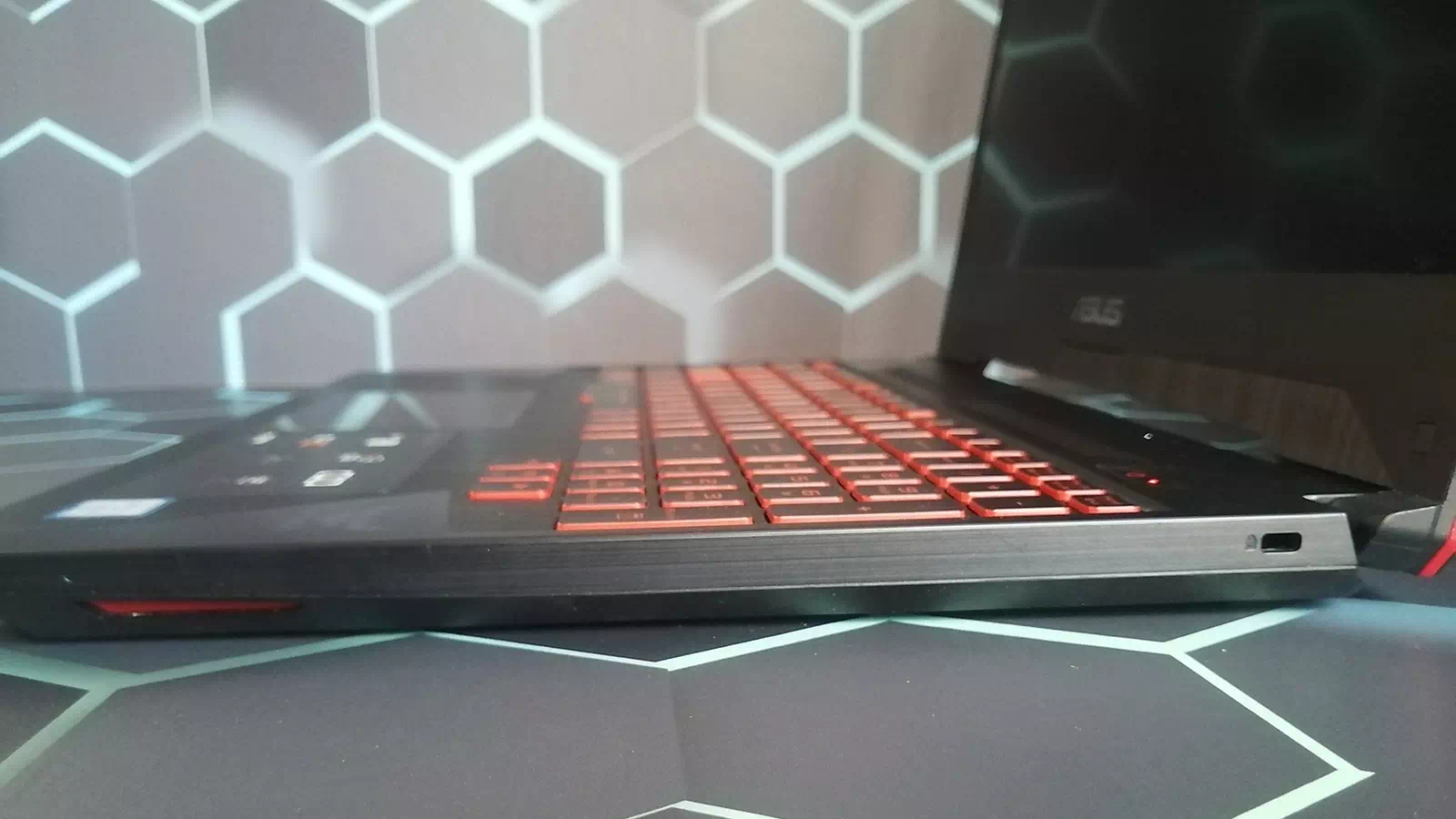правая сторона ноутбука ASUS TUF FX505GE правая сторона ноутбука ASUS TUF FX505GE
