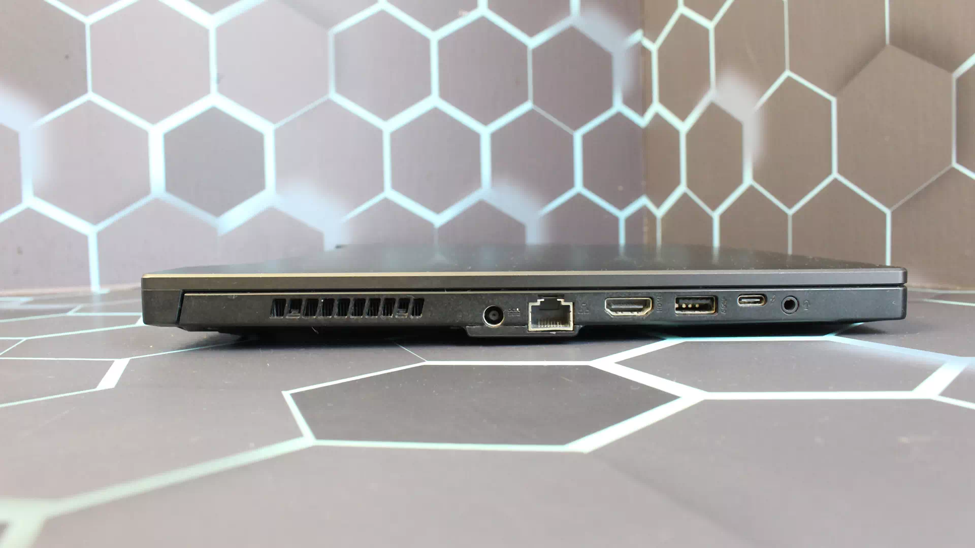 левая сторона ноутбука Asus Dash F15 FX516P левая сторона ноутбука Asus Dash F15 FX516P