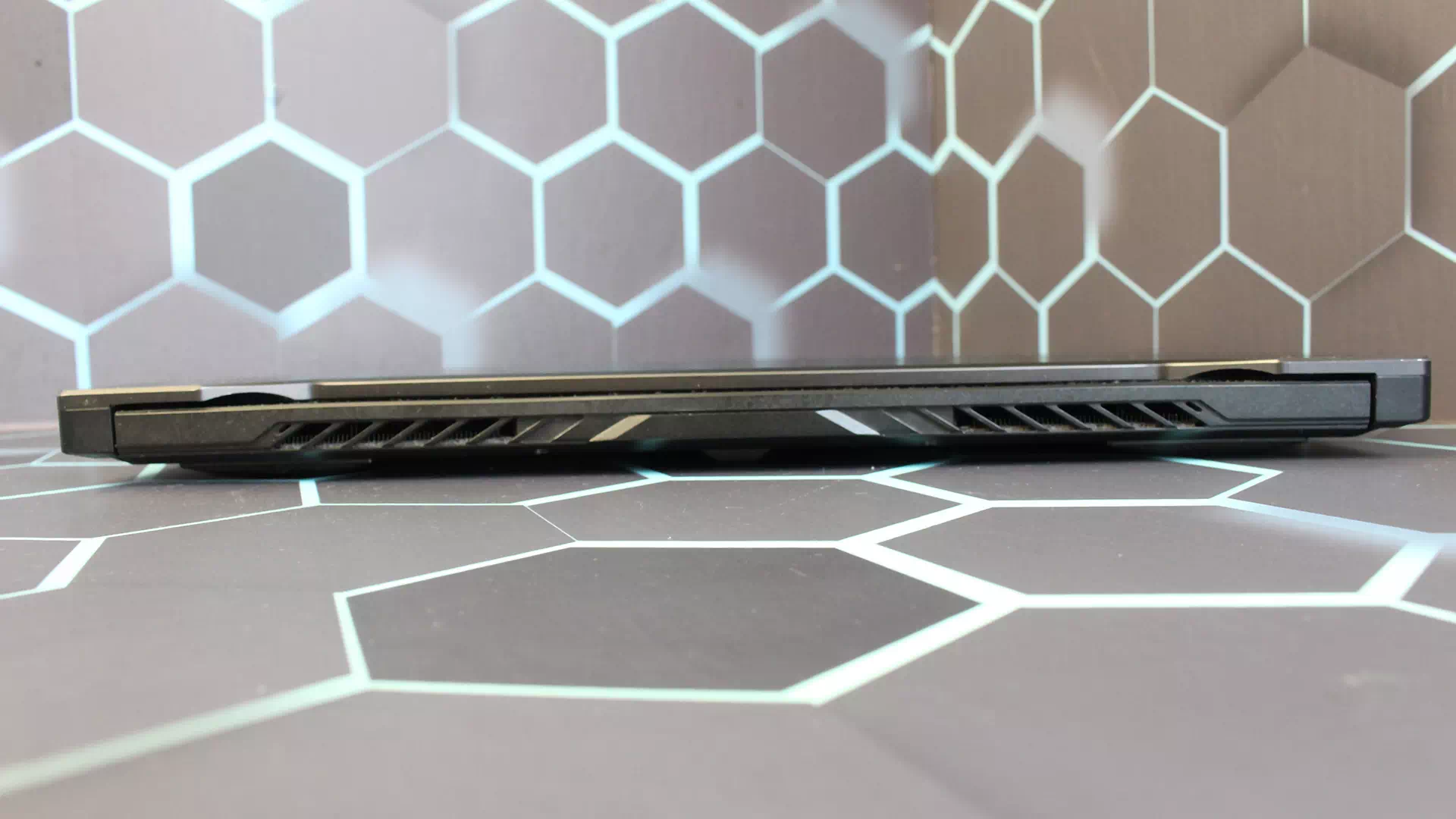 задняя сторона ноутбука Asus Dash F15 FX516P задняя сторона ноутбука Asus Dash F15 FX516P