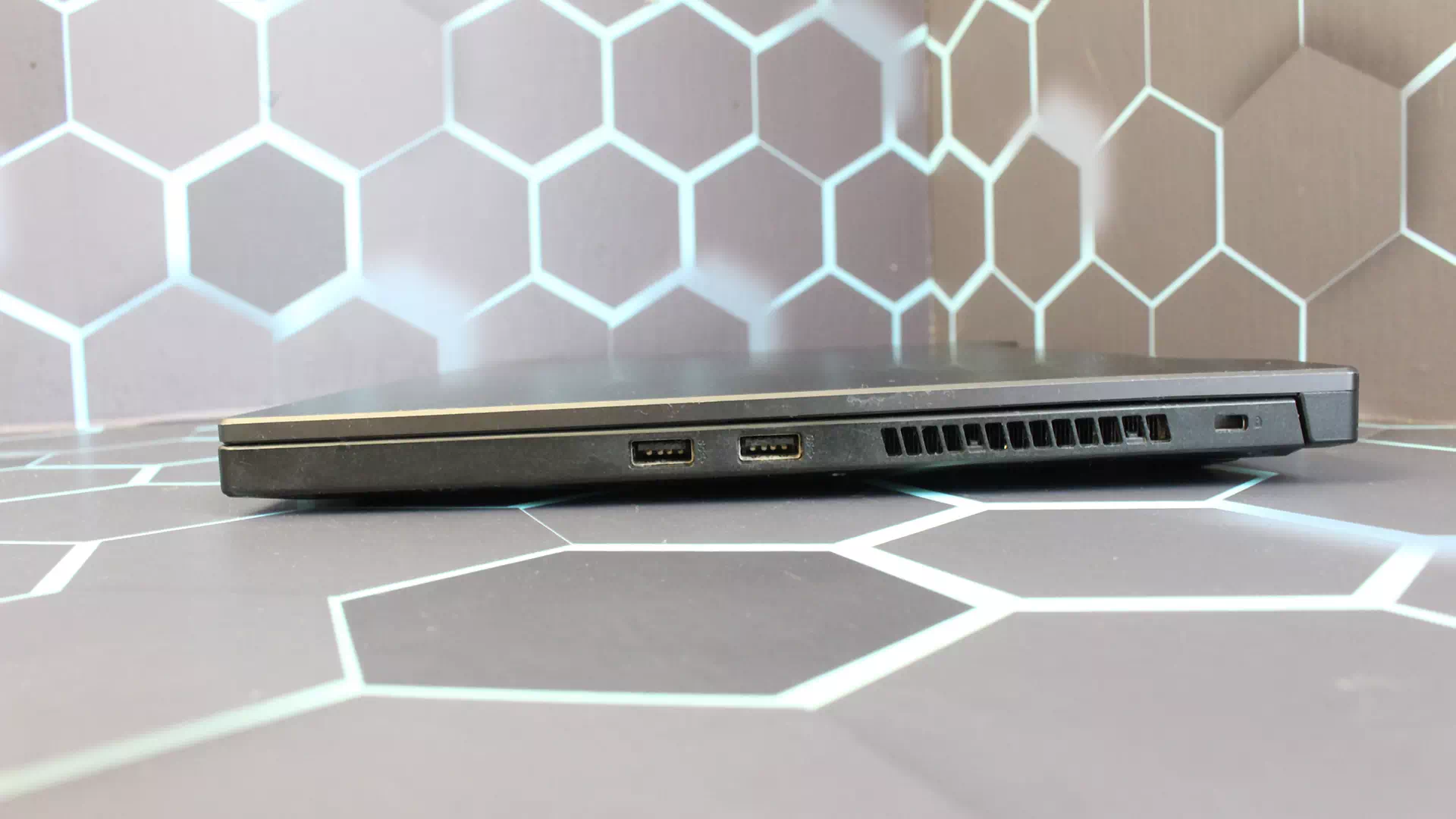 правая сторона ноутбука Asus Dash F15 FX516P правая сторона ноутбука Asus Dash F15 FX516P