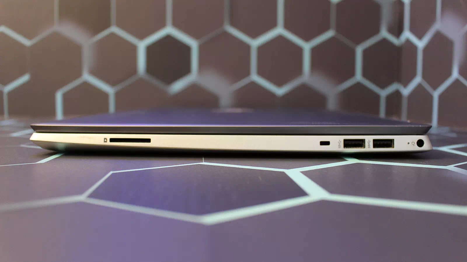 правая сторона ноутбука HP Pavilion 15 правая сторона ноутбука HP Pavilion 15