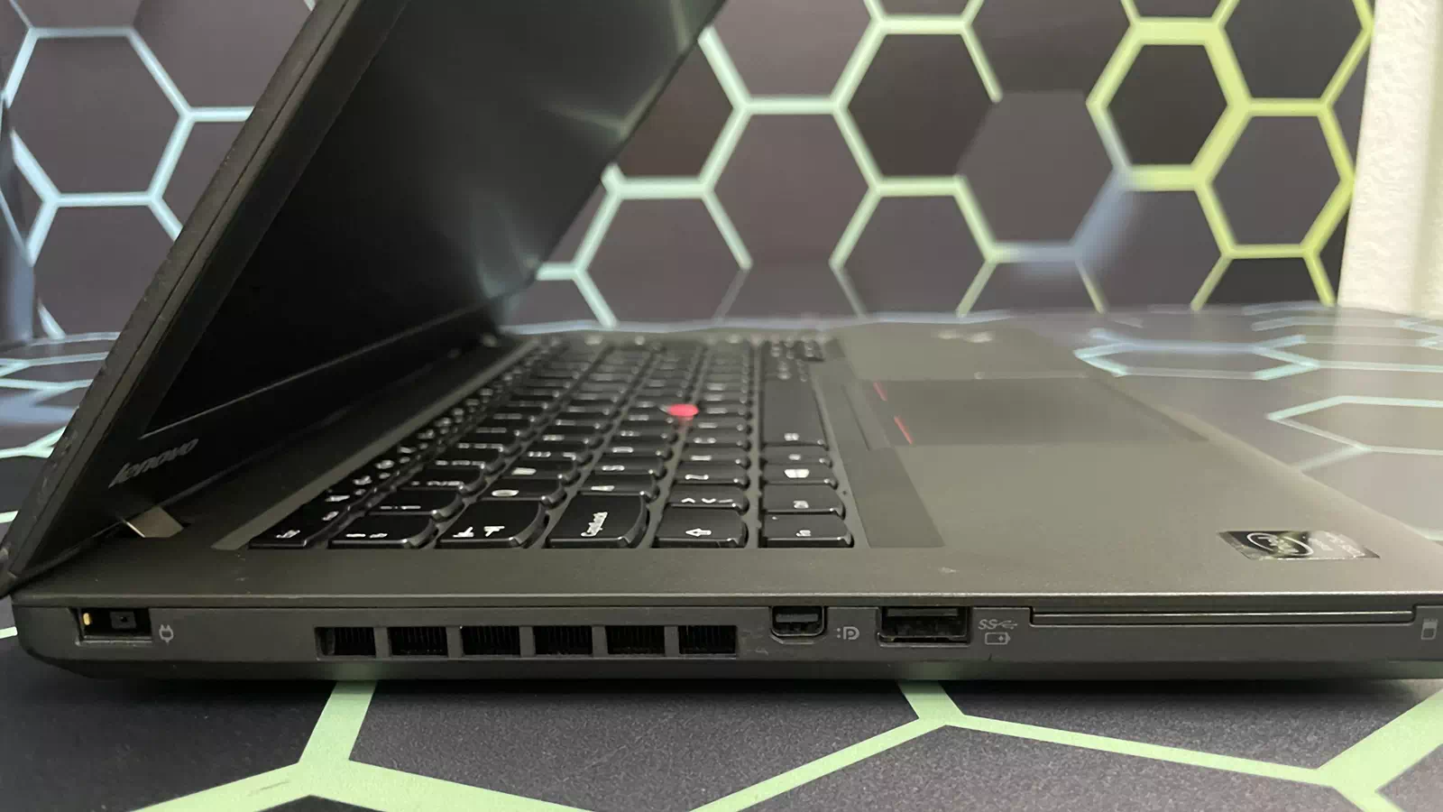 левая сторона ноутбука Lenovo Thinkpad T440